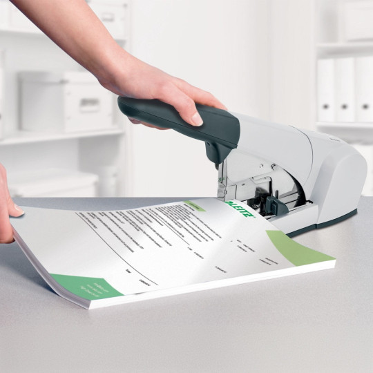 Voimanitoja Leitz 5553 HD Flat Clinch 120 arkin kapasiteetilla