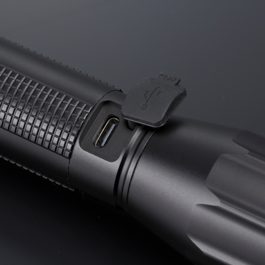 Suuri taskulamppu Colorissimo Optima, USB-C -latausliitäntä.