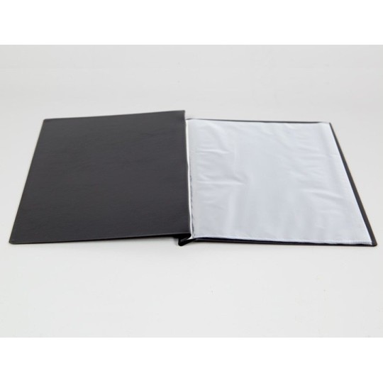 Todistuskansio A4 Musta, avattuna muovitaskuilla