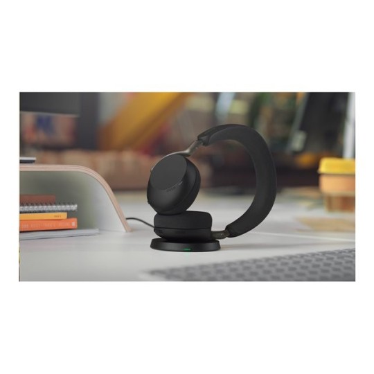 Jabra Evolve3 75 UC -kuulokkeet yhdistävät äänenlaadun ja kiireisille ammattilaisille suunnitellut ominaisuudet.