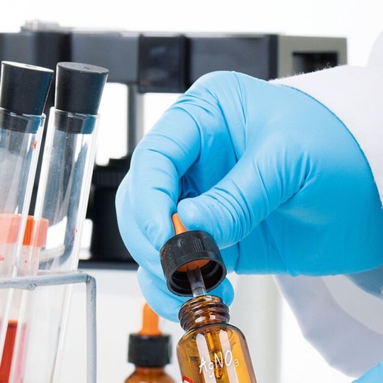 Maalikynä 0,8mm Edding 780 Paint Marker, erittäin ohutkärkinen maalitussi koeputkien ja lasiastioiden merkintään.