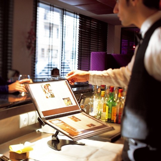 Pikahakuteline 10 taskulla Tarifold 3D voidaan asentaa pöydälle ja seinälle ja se voidaan suunnata mihin tahansa.