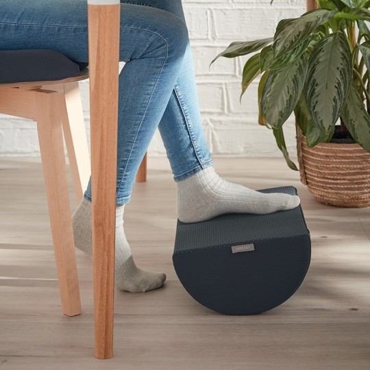 Jalkatuki Leitz Cosy Ergo. Monikäyttöinen, pestävä ja helposti mukana kulkeva ergonomiatuote.