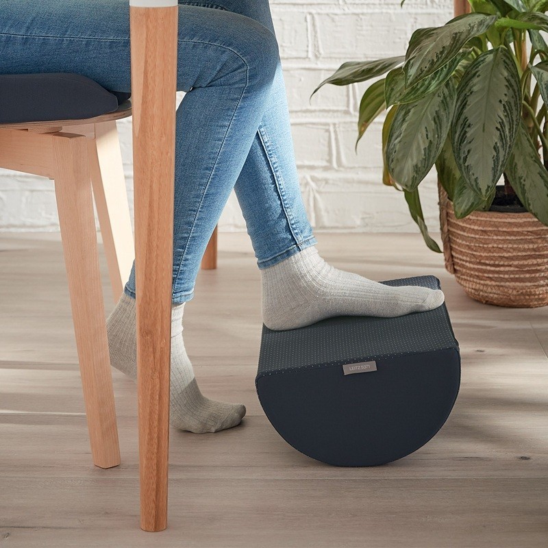 Jalkatuki Leitz Cosy Ergo. Monikäyttöinen, pestävä ja helposti mukana kulkeva ergonomiatuote.