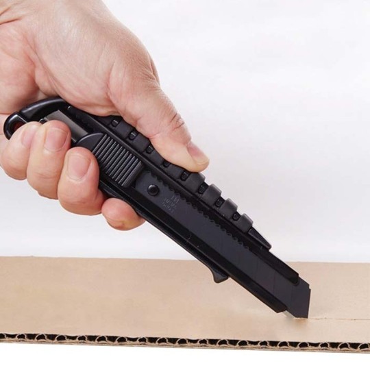 Pahviveitsi 18mm NT-Cutter PMGL-EVO2R Premium, turvallinen katkoteräveitsi kumisella otepinnalla