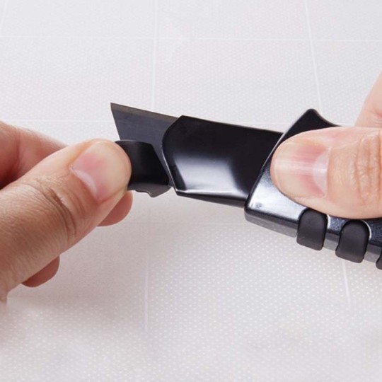 Pahviveitsi 18mm NT-Cutter PMGL-EVO2R Premium, turvallinen katkoteräveitsi kumisella otepinnalla