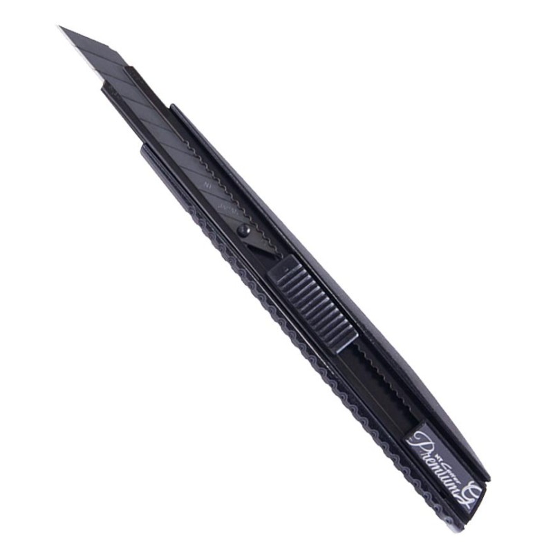 Pahviveitsi 9mm NT-Cutter PMGA-EVO2. Korkealaatuinen, metallinen katkoteräveitsi tarkkuustyöskentelyyn.