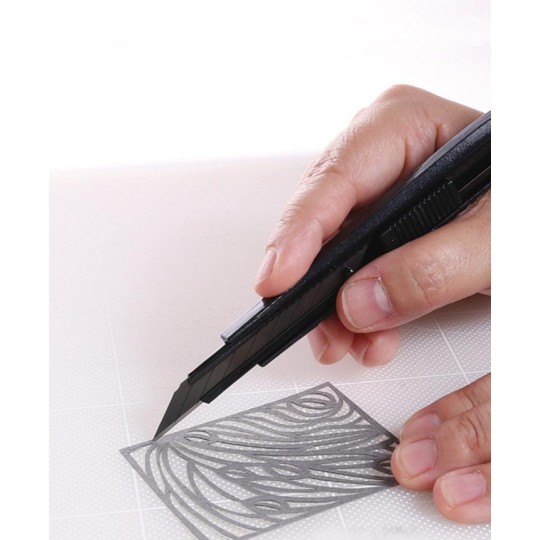 Pahviveitsi 9mm NT-Cutter PMGA-EVO2. Korkealaatuinen, metallinen katkoteräveitsi tarkkuustyöskentelyyn.