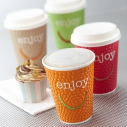 Huhtamäen kohokuvioinen, iloisen värinen ja hymyilevä 300 ml:n Enjoy-kuumakuppi tuo päivään piristystä