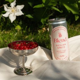 Alkoholiton premium-cocktail Blend Sicilian Spritz 0,0% 330ml kesän rientoihin ja yritystapahtumiin