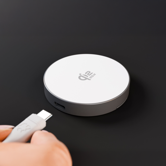 Langaton latausalusta älypuhelimille. Tuen avulla saat puhelimen myös pystyyn! Magnetic Charger Qi2 25W by Dbramante1928