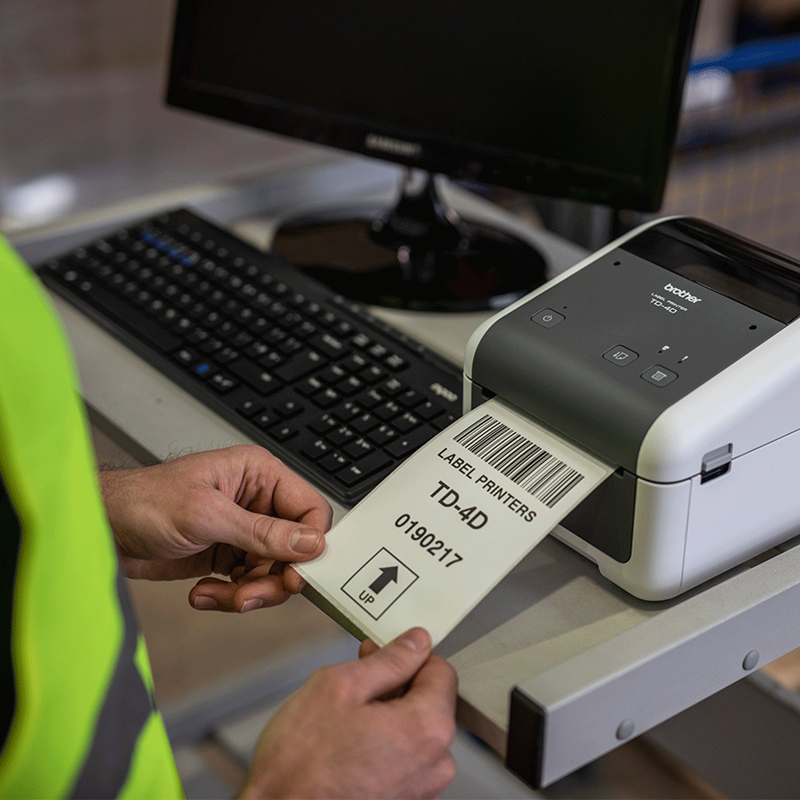 Brother TD-4525DN, korkearesoluutioinen 4 tuuman etikettitulostin. Laite tulostaa nopeasti ja siinä on verkkoliitäntä