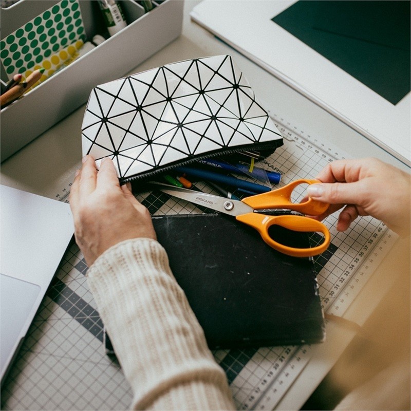 Oranssit Fiskars Classic 9853 -sakset ovat maailman myydyimmät sakset ja design-klassikko.
