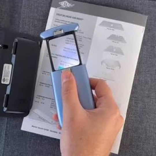 Helposti taskussa mukana kulkeva suurennuslasi Wedo Lucina valolla ja muovisuojuksella.