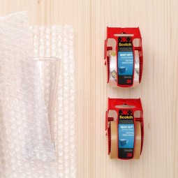 Pakkausteippi 48mm Scotch Extra Resistant katkaisulaitteella pitää erittäin lujasti ja sopii pakkaamiseen ja kuljetukseen