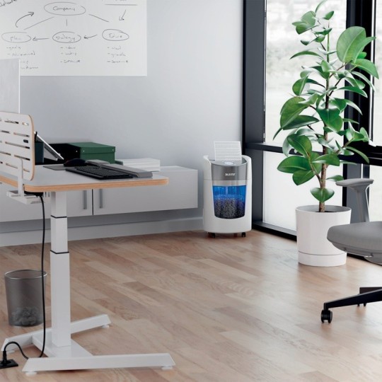 Leitzin innovatiivinen ja tyylikäs 8 arkin OptiMax SO 350 -paperintuhooja toimistokäyttöön.