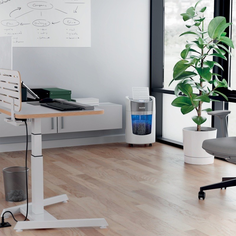 Leitzin innovatiivinen ja tyylikäs 8 arkin OptiMax SO 350 -paperintuhooja toimistokäyttöön.
